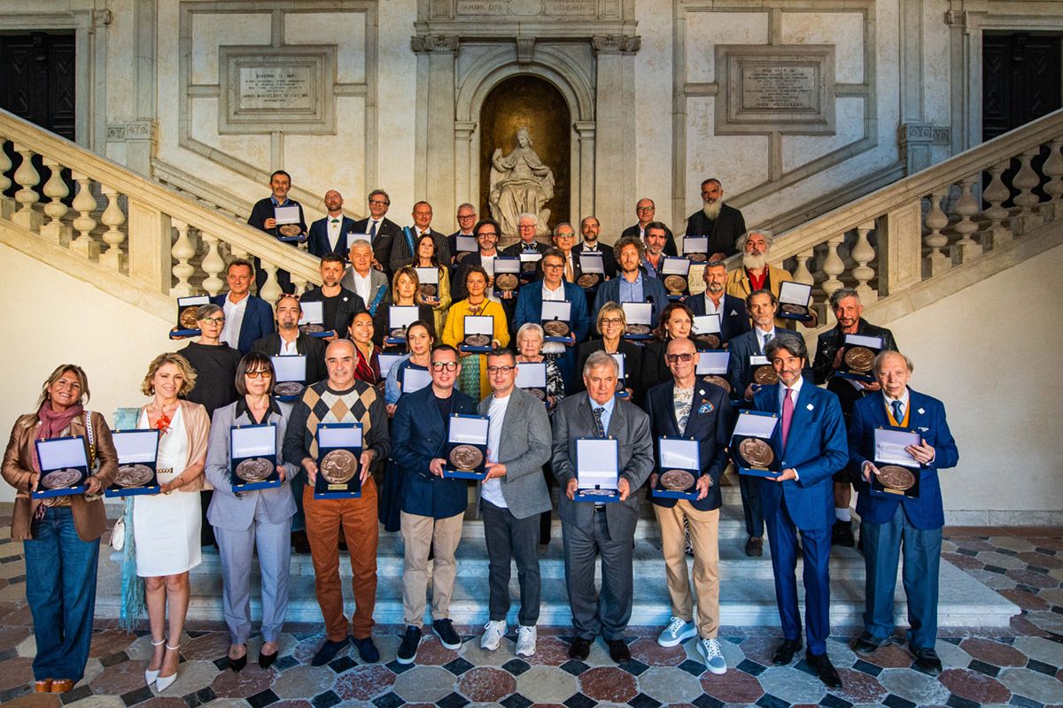 MAM-2024_Foto-di-gruppo_Scalinata-del-Longhena_SIP_7373.jpg